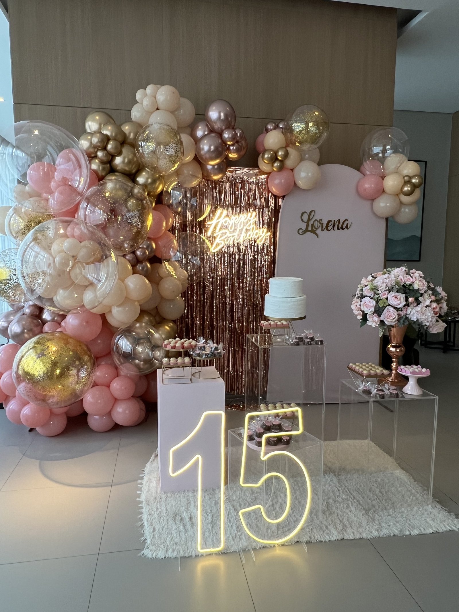 Backdrop Debutante Black & Gold com Letreiro