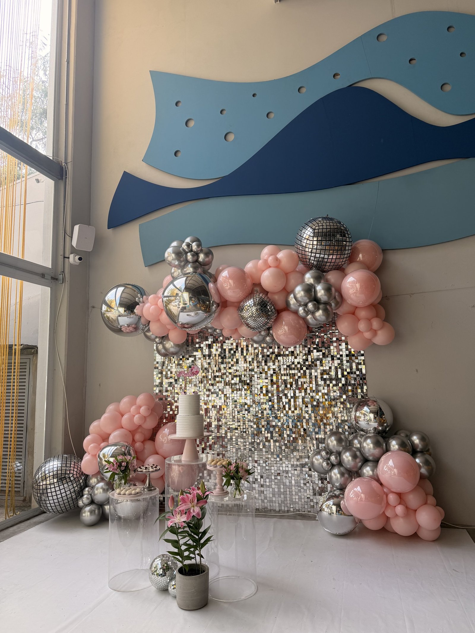 Lounge Debutante com Pufes e Arco Orgânico
