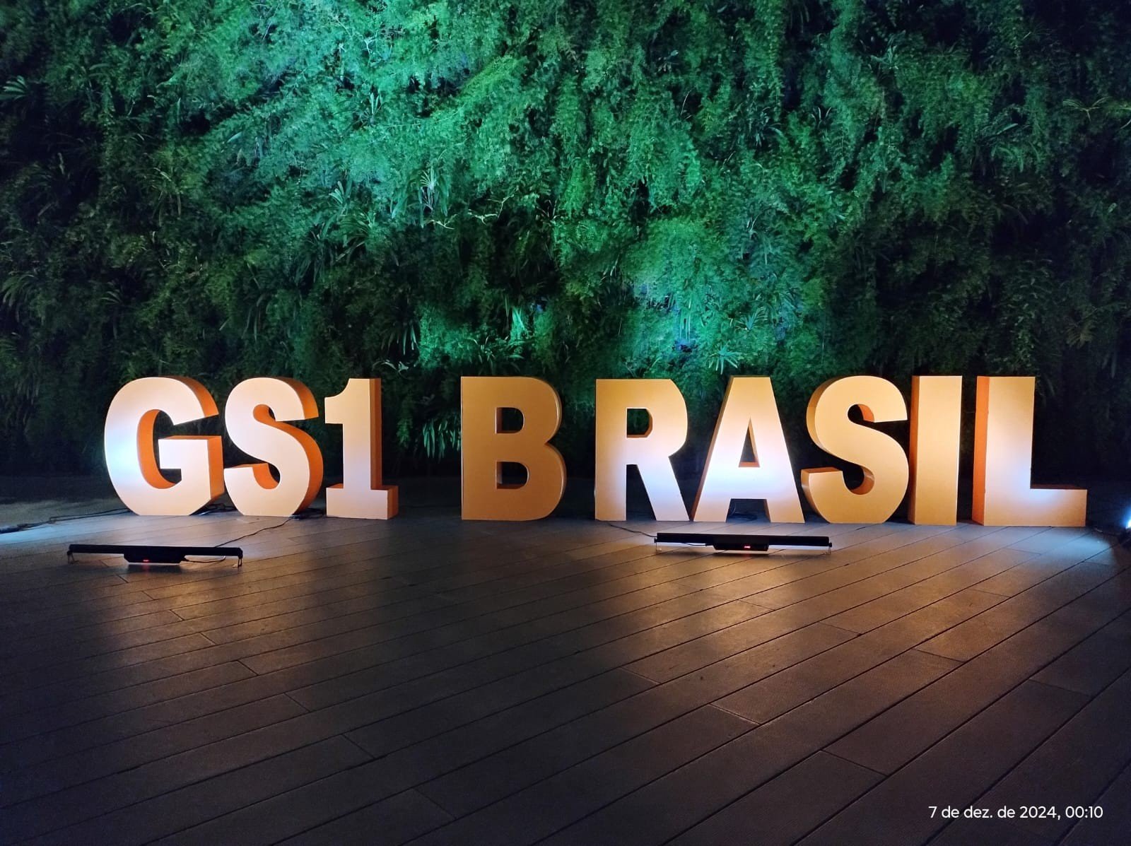 Instalação Cenográfica Suspensa com Volumetria Contemporânea