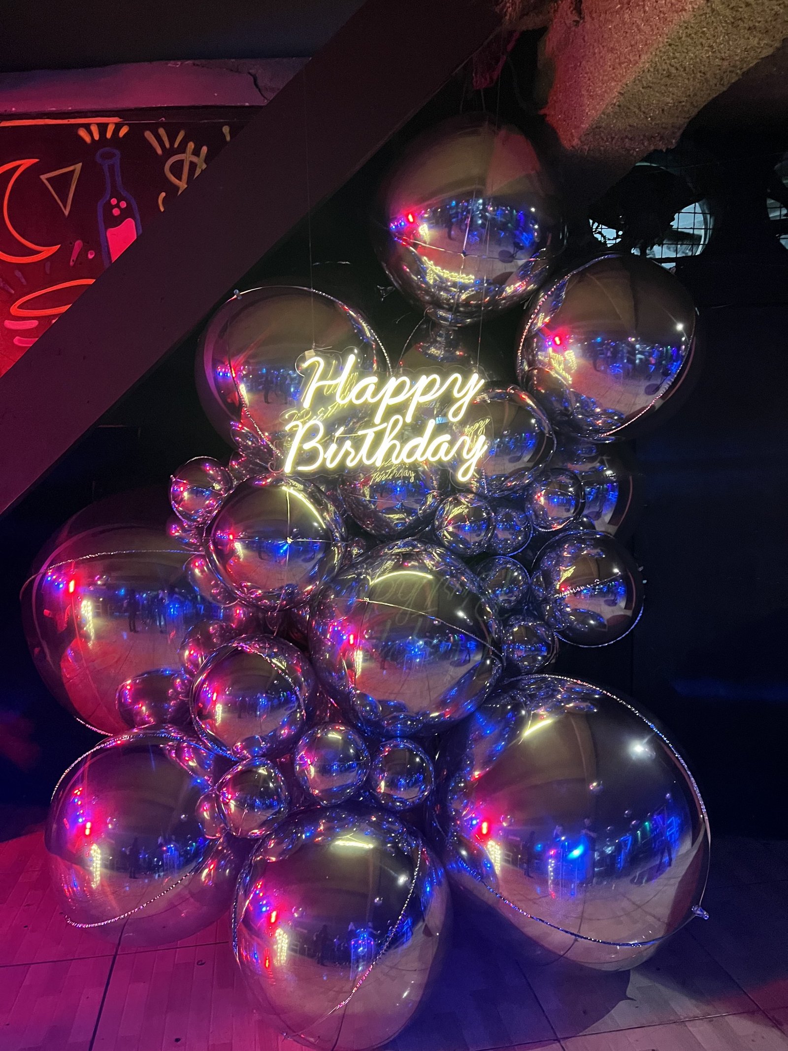 Aniversário com Iluminação Cênica Quente