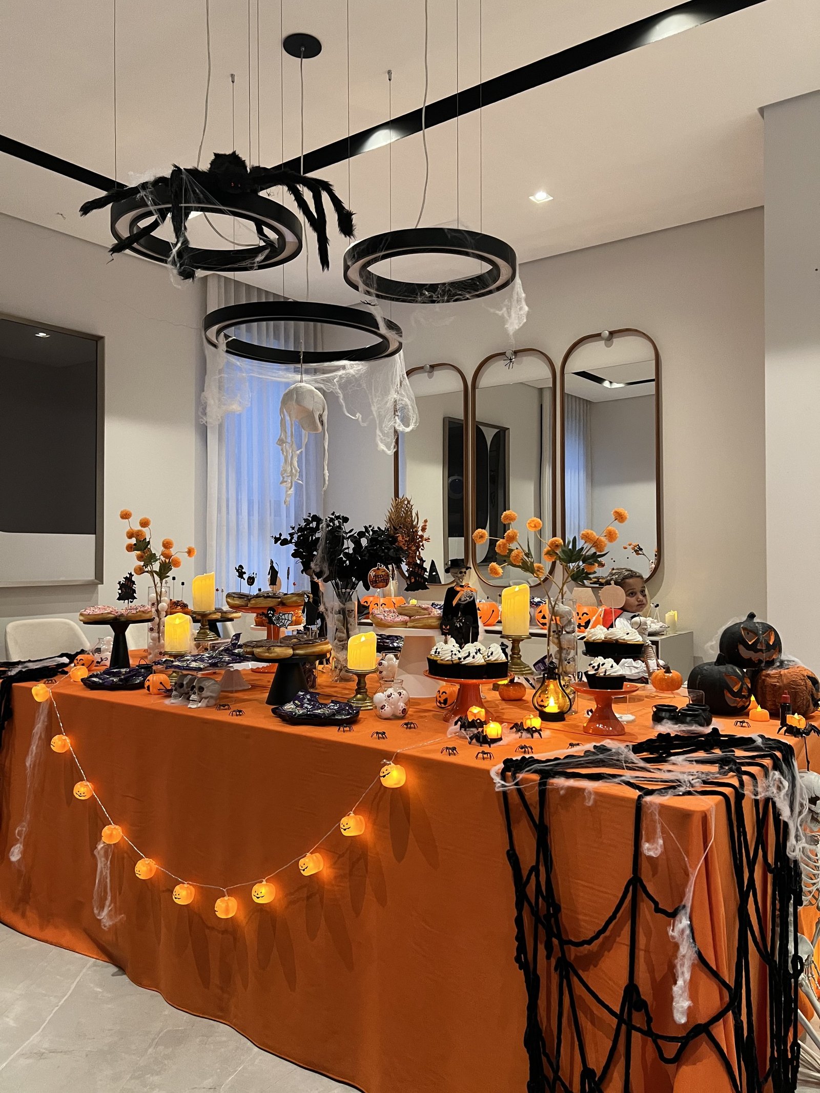 Decoração Especial de Halloween com Personagens e Cenário