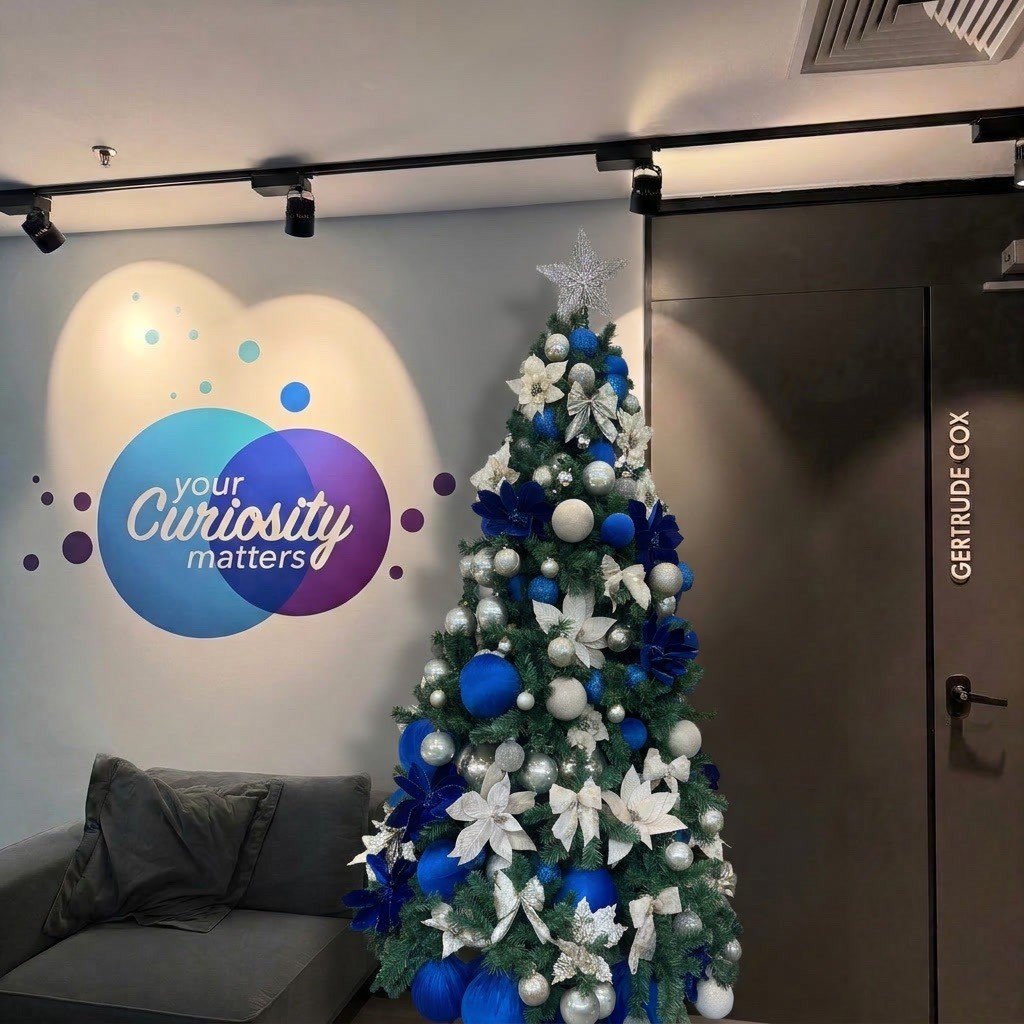 Decoração de Árvore de Natal com Laços Nobres e Presentes