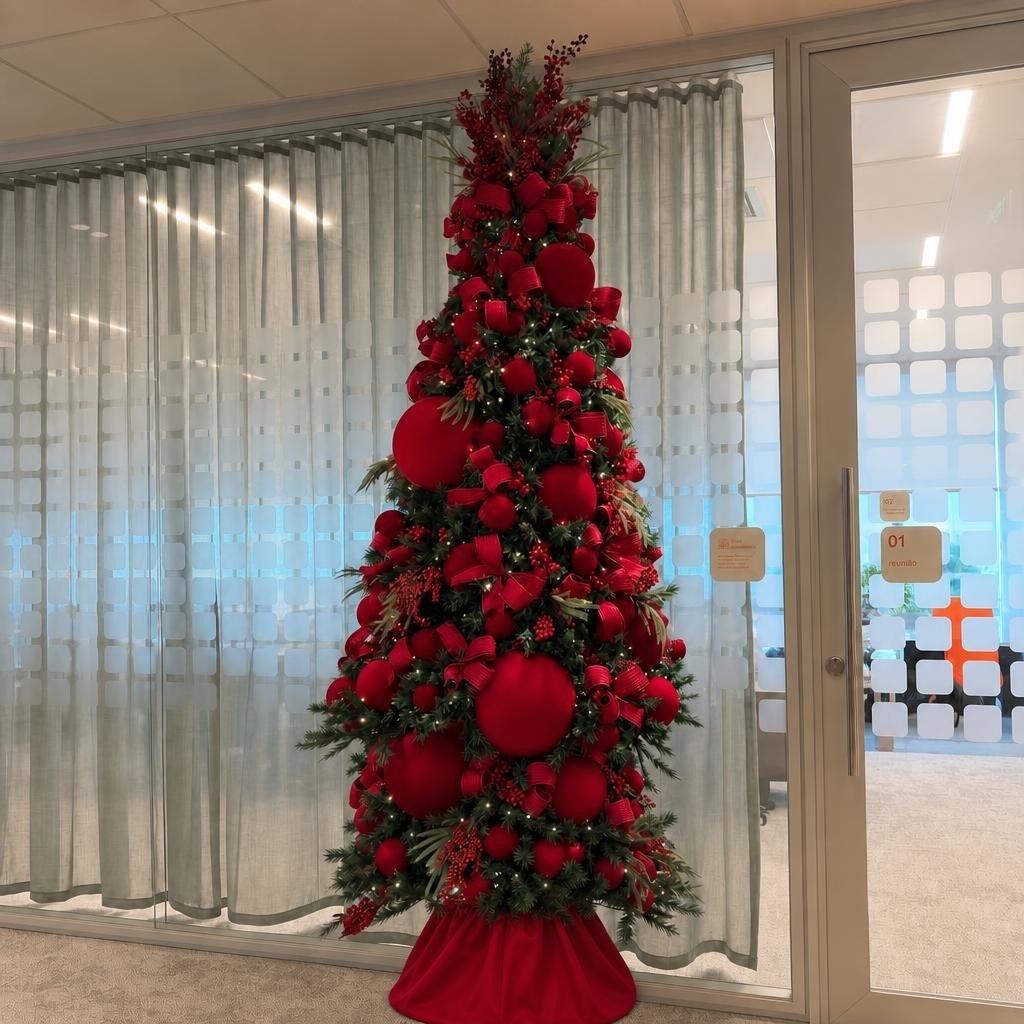 Detalhe Natalino com Esferas Douradas e Vermelhas